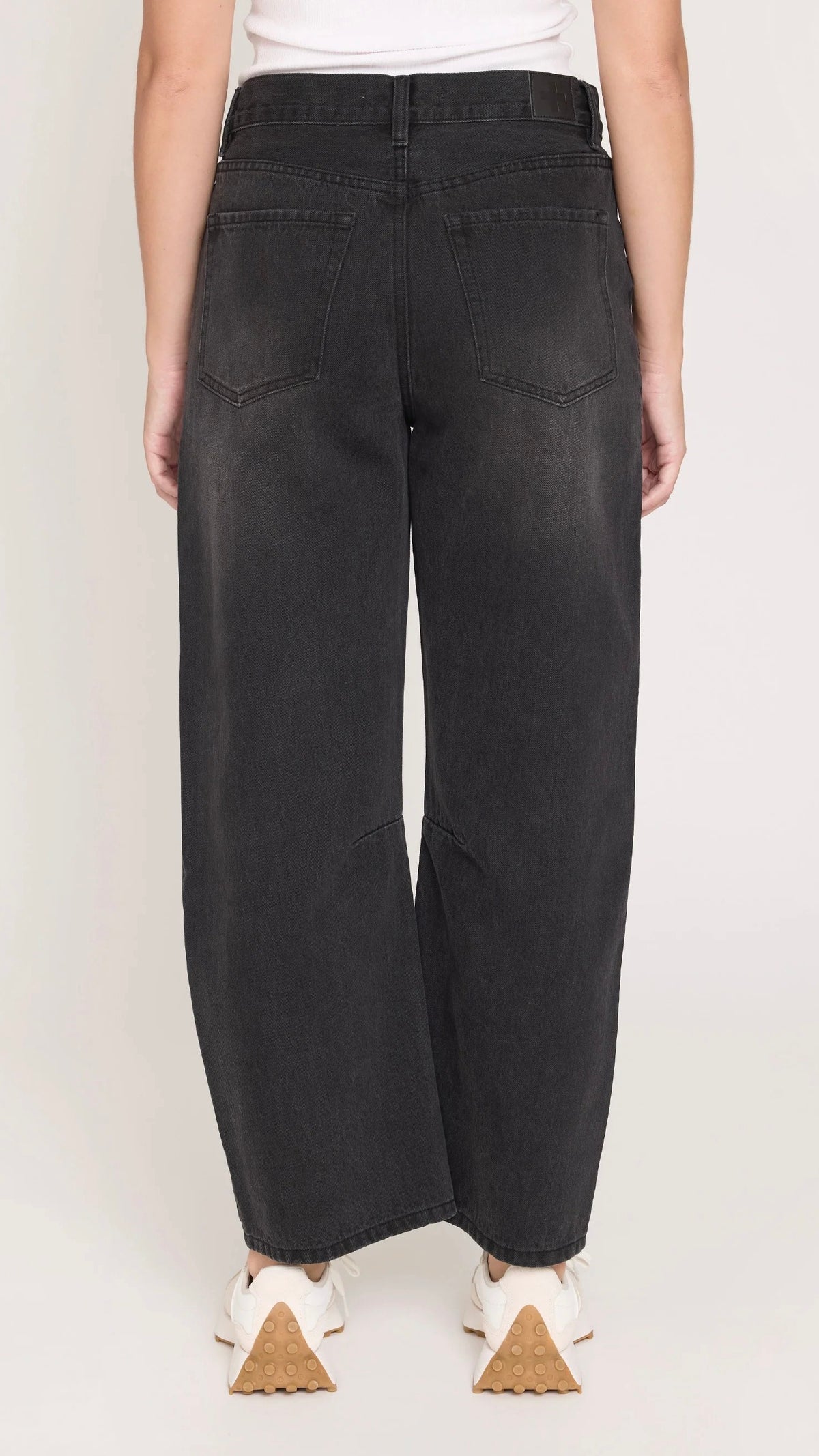 Carson Barrel Jean Washed Black