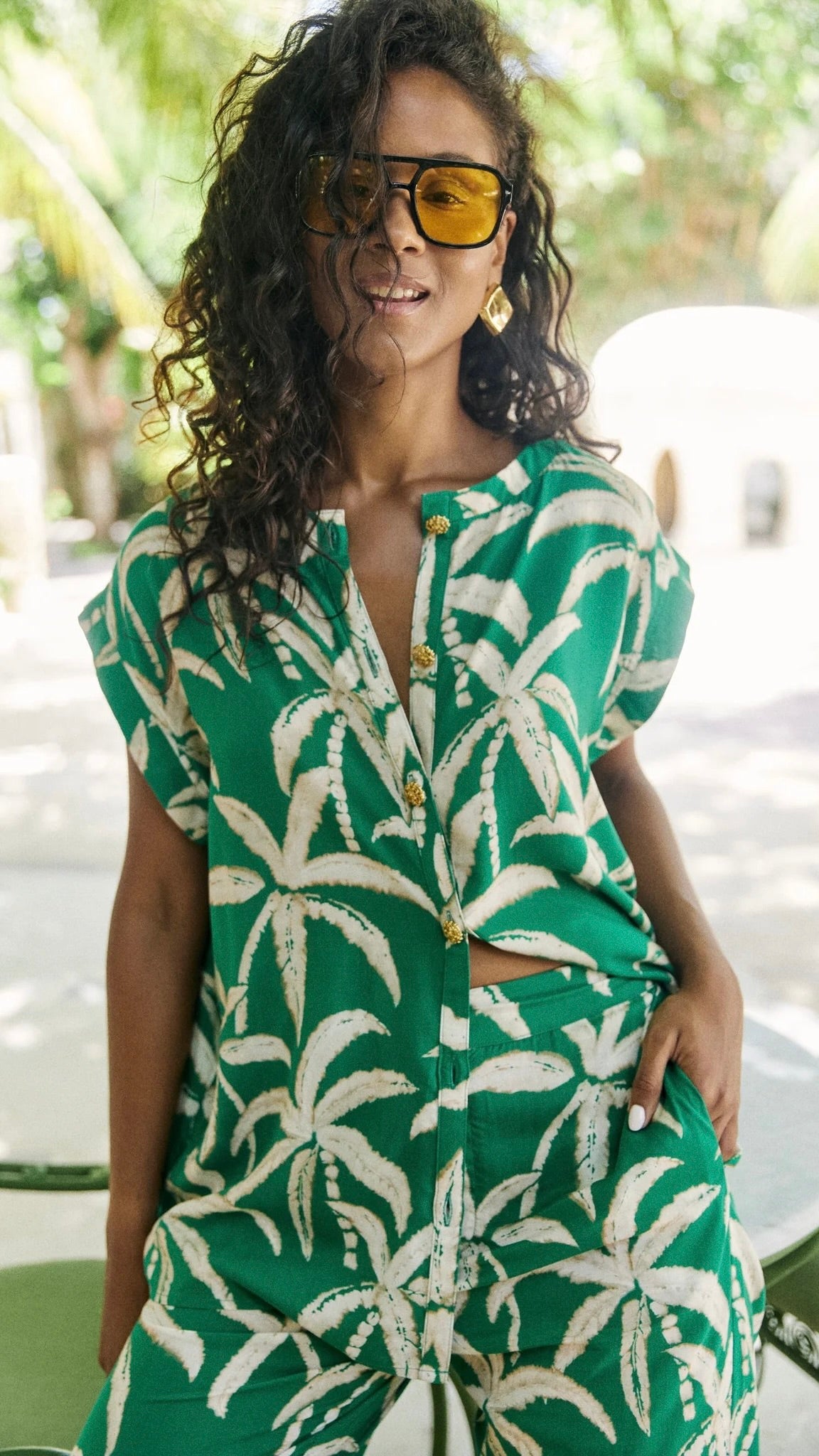 Congo Button Top Palm