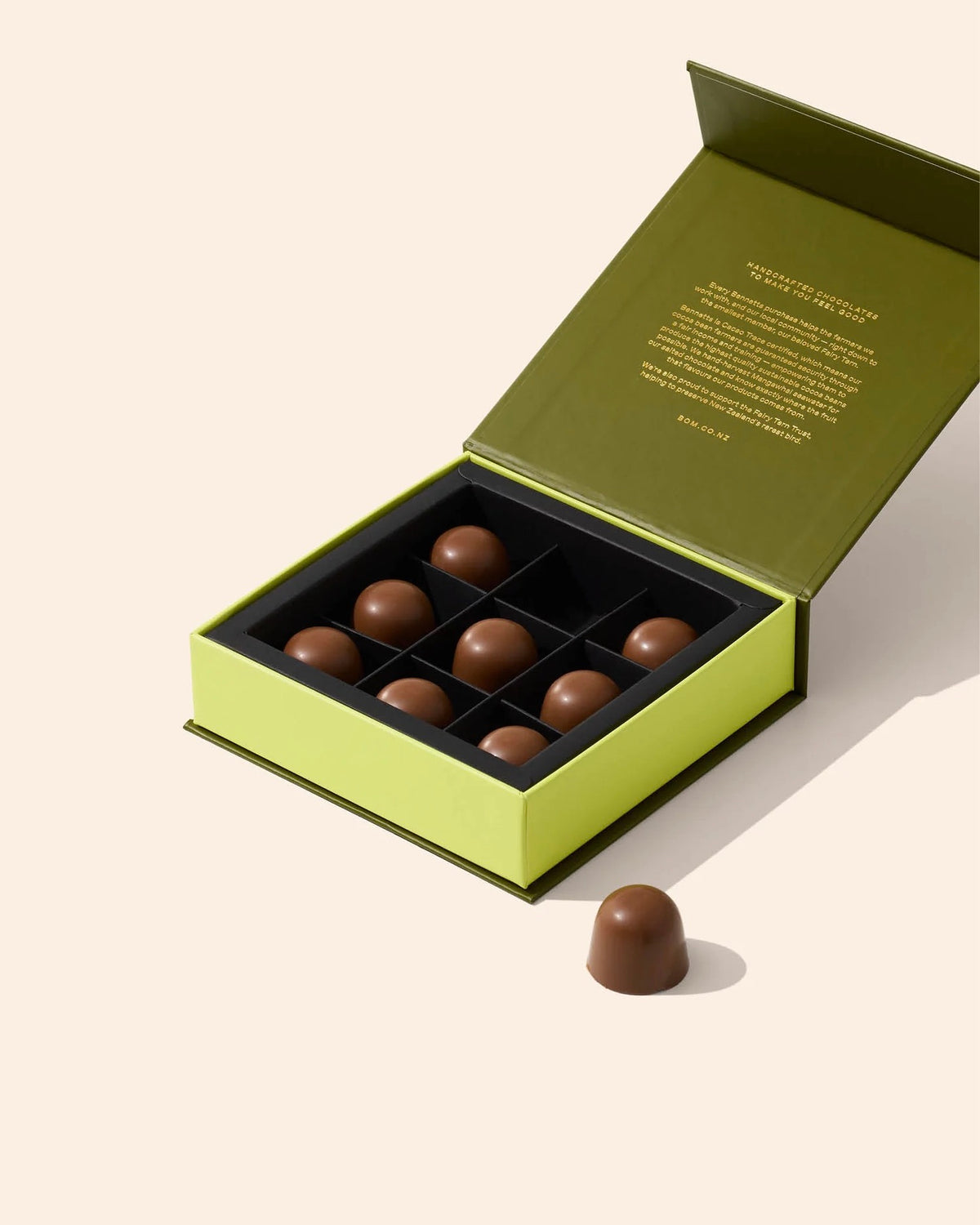 Bennetts 9 Whole Roasted Hazelnut & Crispy Praline in Milk Chocolate