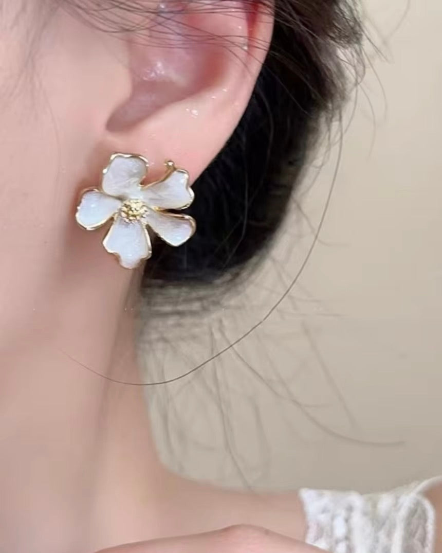 FME358 Enamel Flower White
